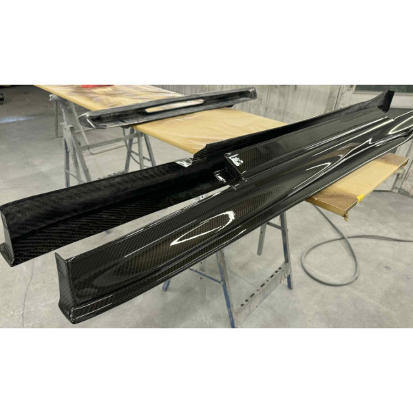 Nissan R35 Carbon Side skirts with built in extens...